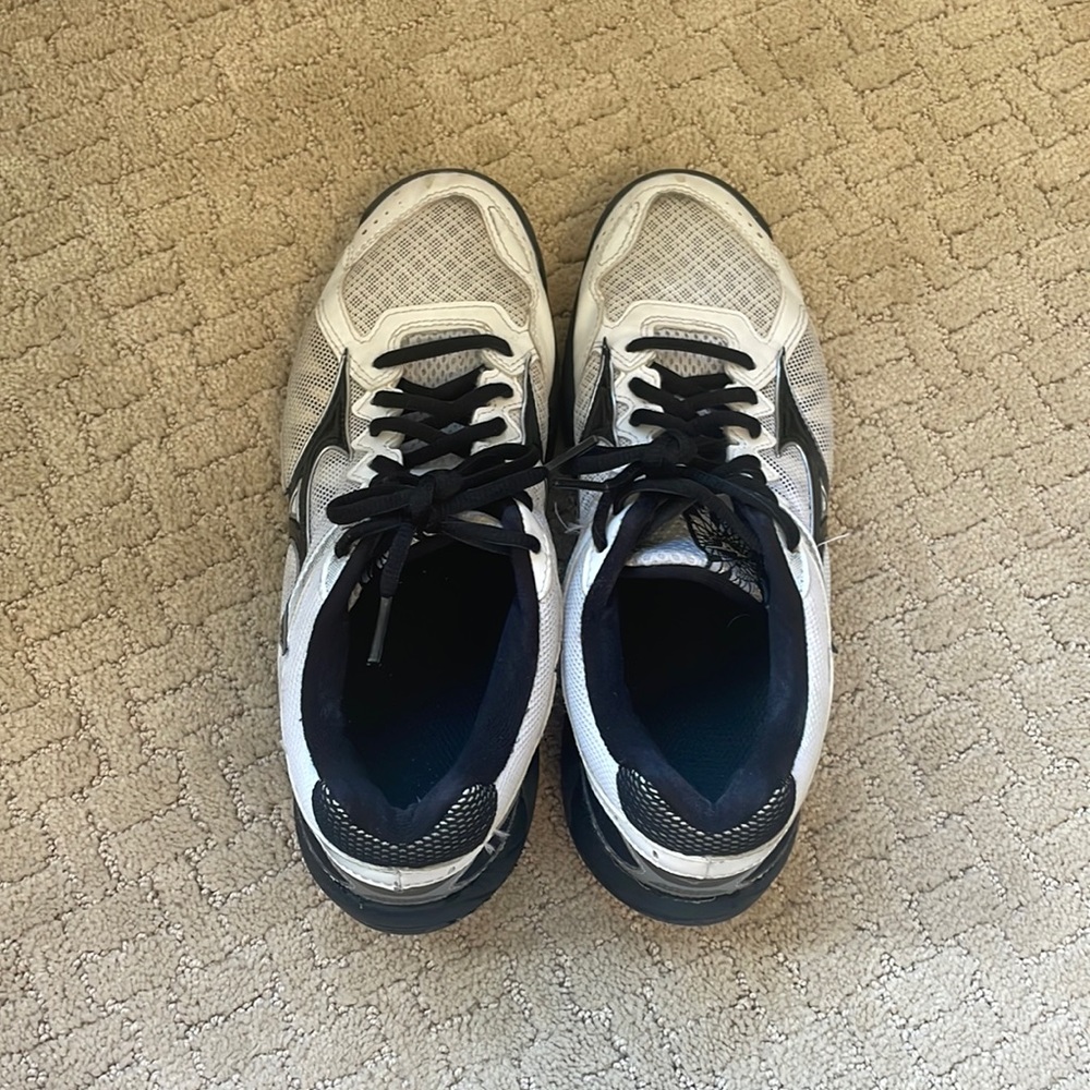 Mizuno women’s volleyball shoes, size 8.5